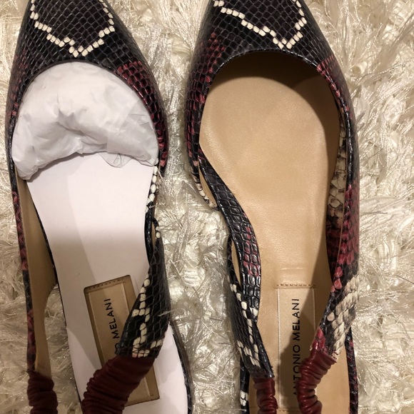 Unfortunately the shoes fits for someone that has small & thin feet lol - Picture 5 of 6